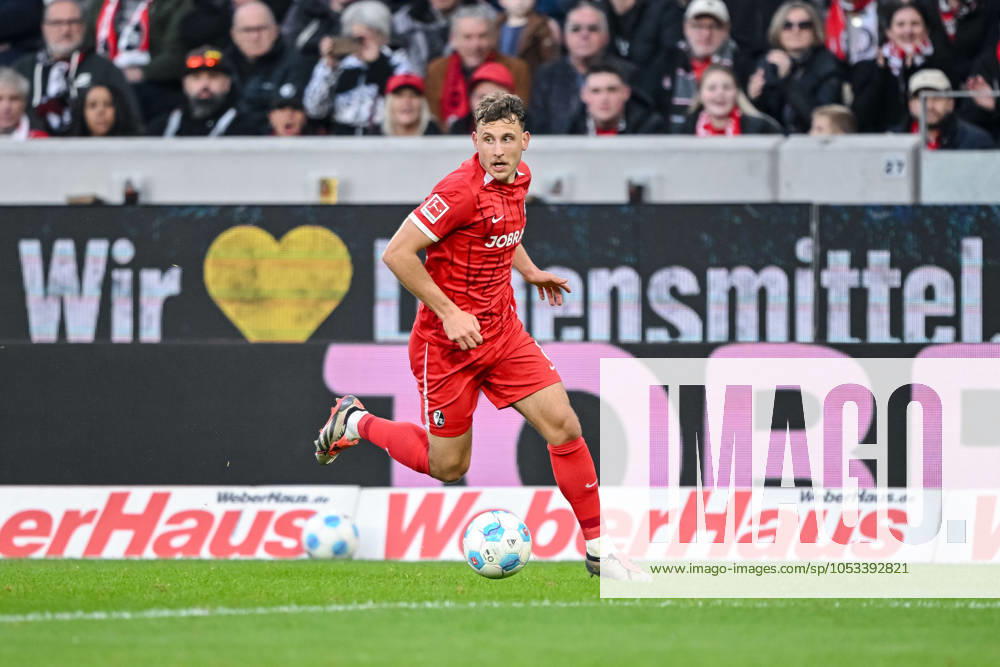 Maximilian Eggestein (SC Freiburg) in Aktion, am Ball, Einzelaktion waehrend des Spiels der 1. Bundesliga zwischen SC Freiburg und 1. FSV Mainz 05, Europa-Park Stadion am 03. November 2024 in Freiburg, Deutschland. (Foto von Harry Langer DeFodi Images) +++ Maximilian Eggestein (SC Freiburg) controls the Ball during the Bundesliga match between SC Freiburg and 1. FSV Mainz 05 at Europa-Park Stadium on November 3, 2024 in Freiburg, Germany. (Photo by Harry Langer DeFodi Images) DFL regulations prohibit any use of photographs as image sequences and or quasi-video. not used in POL SRB CRO FRA GBR NED ITA USA Defodi-541_SCFFSV20241103_202