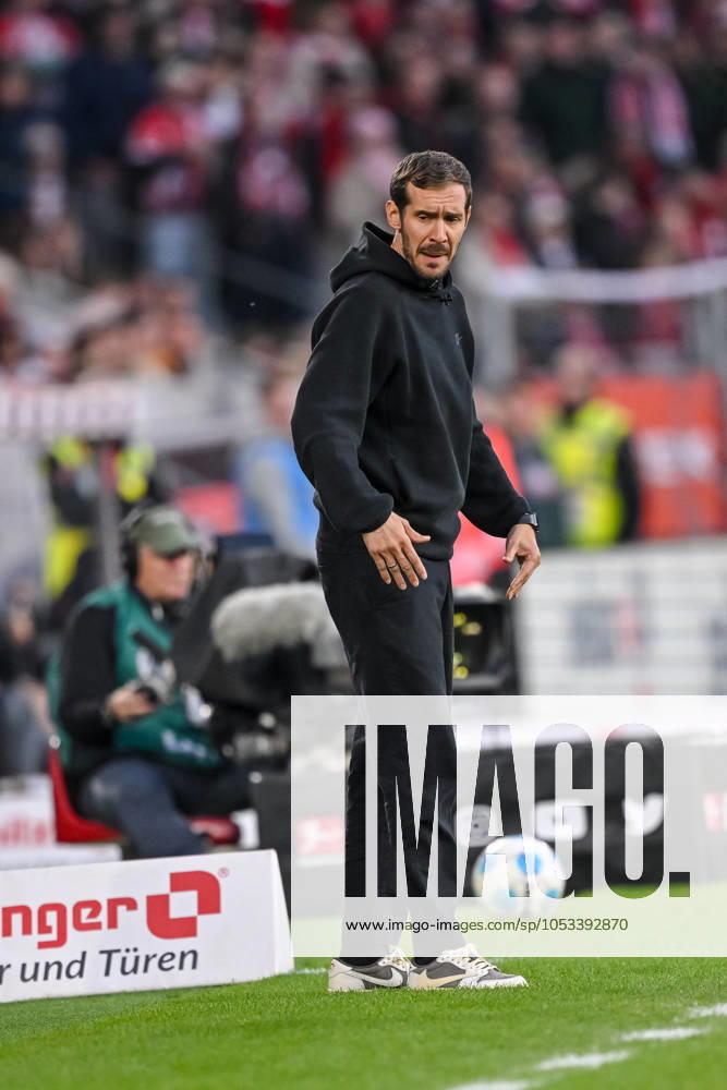 Trainer Julian Schuster(SC Freiburg) Schaut waehrend des Spiels der 1. Bundesliga zwischen SC Freiburg und 1. FSV Mainz 05, Europa-Park Stadion am 03. November 2024 in Freiburg, Deutschland. (Foto von Harry Langer DeFodi Images) +++ Trainer Julian Schuster(SC Freiburg) Looks on during the Bundesliga match between SC Freiburg and 1. FSV Mainz 05 at Europa-Park Stadium on November 3, 2024 in Freiburg, Germany. (Photo by Harry Langer DeFodi Images) DFL regulations prohibit any use of photographs as image sequences and or quasi-video. not used in POL SRB CRO FRA GBR NED ITA USA Defodi-541_SCFFSV20241103_212