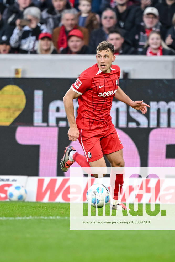 Maximilian Eggestein (SC Freiburg) in Aktion, am Ball, Einzelaktion waehrend des Spiels der 1. Bundesliga zwischen SC Freiburg und 1. FSV Mainz 05, Europa-Park Stadion am 03. November 2024 in Freiburg, Deutschland. (Foto von Harry Langer DeFodi Images) +++ Maximilian Eggestein (SC Freiburg) controls the Ball during the Bundesliga match between SC Freiburg and 1. FSV Mainz 05 at Europa-Park Stadium on November 3, 2024 in Freiburg, Germany. (Photo by Harry Langer DeFodi Images) DFL regulations prohibit any use of photographs as image sequences and or quasi-video. not used in POL SRB CRO FRA GBR NED ITA USA Defodi-541_SCFFSV20241103_203