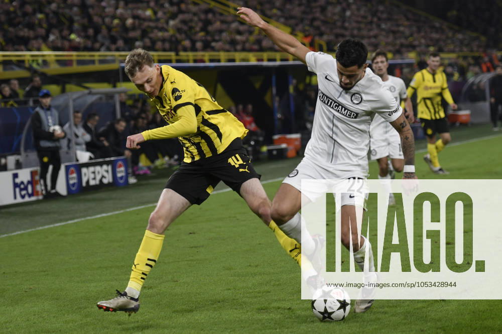 V. li. im Zweikampf Maximilian Beier (Dortmund 14) Jusuf Gazibegovic (Graz 22) 05.11.2024 Fussball, Champions League, Borussia Dortmund vs Sturm Graz, Signal Iduna Park, Dortmund, NRW Germany