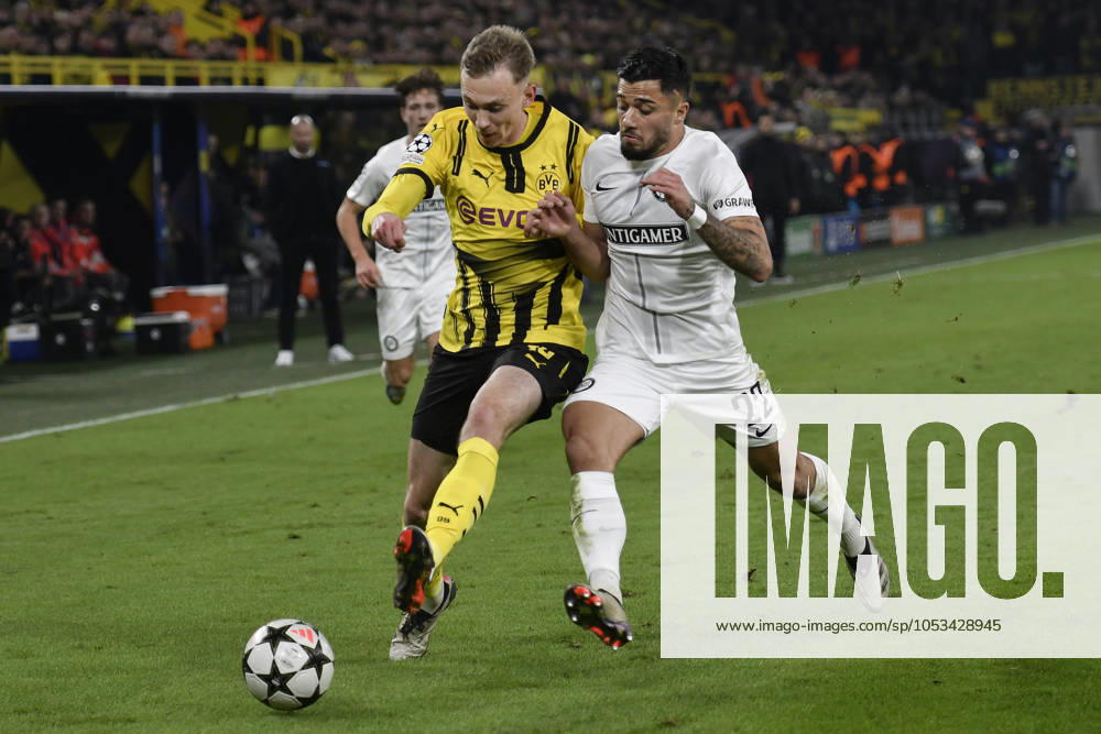 V. li. im Zweikampf Maximilian Beier (Dortmund 14) Jusuf Gazibegovic (Graz 22) 05.11.2024 Fussball, Champions League, Borussia Dortmund vs Sturm Graz, Signal Iduna Park, Dortmund, NRW Germany