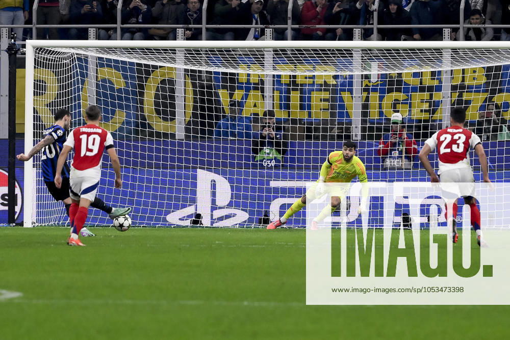 Hakan Calhanoglu of FC Internazionale scores on penalty the goal of 1-0 during the UEFA Champions League 2024 2025 football match between FC Internazionale and Arsenal FC at San Siro stadium in Milano (Italy), November 6, 2024. AndreaxStaccioli