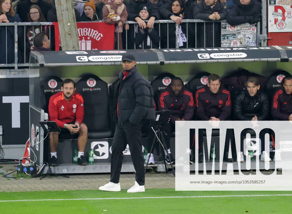 Cheftrainer Vincent Kompany (FC Bayern Muenchen) Fussball, 1.BL, Saison 2024-2025, Herren, FC St.Pauli gegen FC Bayern Muenchen DFL REGULATIONS PROHIBIT ANY USE OF PHOTOGRAPHS AS IMAGE SEQUENCES AND OR QUASI-VIDEO.