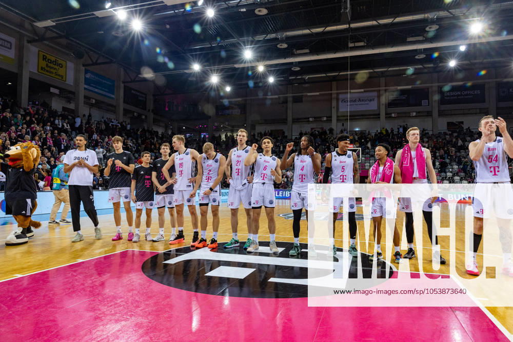 Die Mannschaft der Telekom Baskets Bonn feiert den Sieg gegen Maccabi Ironi Ramat Gan Telekom Baskets Bonn vs. Maccabi Ironi Ramat Gan, Basketball, Champions League, Gruppenrunde, 2024 2025, 13.11.2024 Telekom Baskets Bonn vs. Maccabi Ironi Ramat Gan, Basketball, Champions League, Gruppenrunde, 2024 2025, 13.11.2024 Bonn
