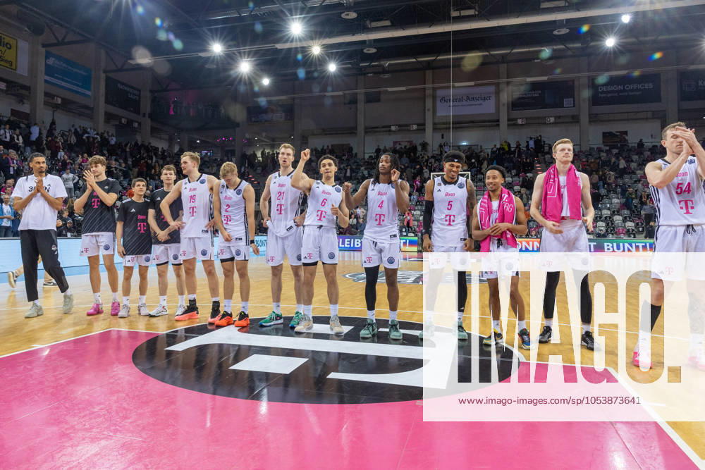 Die Mannschaft der Telekom Baskets Bonn feiert den Sieg gegen Maccabi Ironi Ramat Gan Telekom Baskets Bonn vs. Maccabi Ironi Ramat Gan, Basketball, Champions League, Gruppenrunde, 2024 2025, 13.11.2024 Telekom Baskets Bonn vs. Maccabi Ironi Ramat Gan, Basketball, Champions League, Gruppenrunde, 2024 2025, 13.11.2024 Bonn