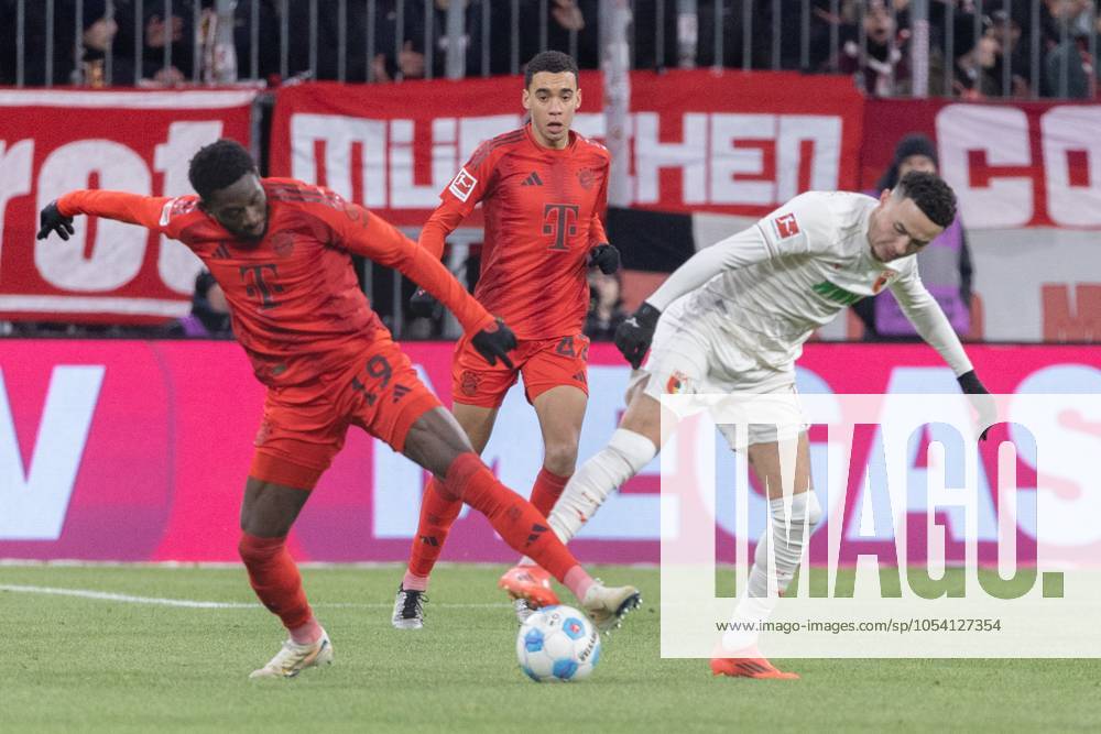 Alphonso Davies (FC Bayern Muenchen) und Ruben Vargas (FC Augsburg) v-l im Zweikampf, FC Bayern Muenchen vs. FC Augsburg, Fussball, 1. Bundesliga, 11. Spieltag, 22.11.2024 DFB regulations prohibit any use of photographs as image sequences and or quasi-video Muenchen Bayern Deutschland