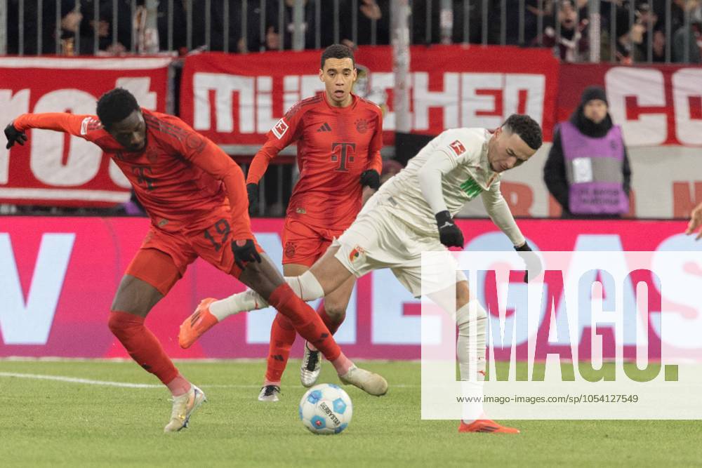 Alphonso Davies (FC Bayern Muenchen) und Ruben Vargas (FC Augsburg) v-l im Zweikampf, FC Bayern Muenchen vs. FC Augsburg, Fussball, 1. Bundesliga, 11. Spieltag, 22.11.2024 DFB regulations prohibit any use of photographs as image sequences and or quasi-video Muenchen Bayern Deutschland