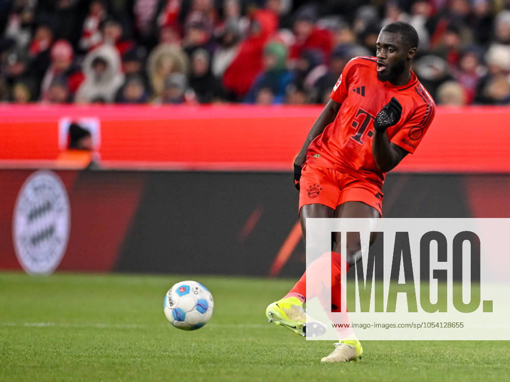 Dayot Upamecano (FC Bayern Muenchen) in Aktion, am Ball, Einzelaktion waehrend des Spiels der 1. Bundesliga zwischen FC Bayern München und FC Augsburg, Allianz Arena am 22. November 2024 in München, Deutschland. (Foto von Harry Langer DeFodi Images) +++ Dayot Upamecano (FC Bayern Muenchen) controls the Ball during the Bundesliga match between FC Bayern München and FC Augsburg at Allianz Arena on November 22, 2024 in Munich, Germany. (Photo by Harry Langer DeFodi Images) DFL regulations prohibit any use of photographs as image sequences and or quasi-video. Defodi-541_FCBFCA20241122_445