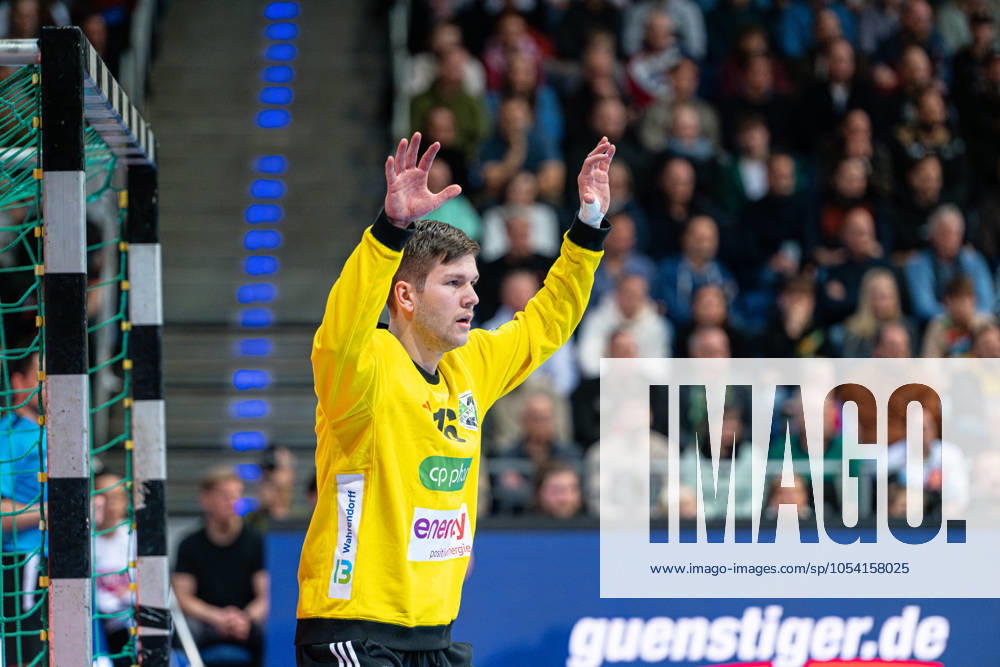 Simon Gade (TSV Hannover-Burgdorf, Nr. 16) (v.l.), TSV Hannover-Burgdorf (weiss) gegen SC Magdeburg (schwarz) am 11. Spieltag der Saison 2024 2025 in der DAIKIN Handball-Bundesliga (23.11.2024, ZAG Arena (Hannover, GER),