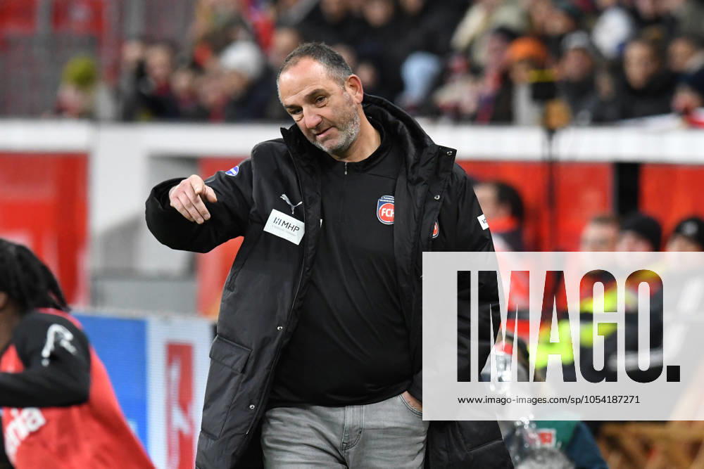 Trainer Frank Schmidt ( 1 FC Heidenheim ) gestikuliert. GER, Bayer 04 Leverkusen vs 1 FC Heidenheim, Fussball, Bundesliga, 11. Spieltag, Spielzeit 2024 2025, 23.11.2024 DFL REGULATIONS PROHIBIT ANY USE OF PHOTOGRAPHS AS IMAGE SEQUENCES AND OR QUASI-VIDEO GER, Bayer 04 Leverkusen vs 1 FC Heidenheim, Fussball, Bundesliga, 11. Spieltag, Spielzeit 2024 2025, 23.11.2024 Leverkusen