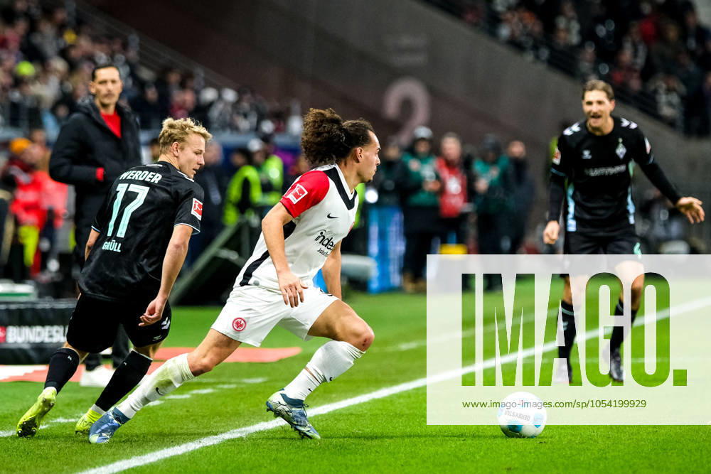 Marco Gruell (SV Werder Bremen, 17) im Zweikampf mit Arthur Theate (Eintracht Frankfurt, 03), dahinter Dino Toppmoeller (Eintracht Frankfurt, Trainer) und Niklas Stark (SV Werder Bremen, 04), GER, Eintracht Frankfurt vs. SV Werder Bremen Fussball, 1. Bundesliga, 11. Spieltag, Saison 2024 2025, 23.11.2024. DFL REGULATIONS PROHIBIT ANY USE OF PHOTOGRAPHS as IMAGE SEQUENCES and or QUASI-VIDEO. GER, Eintracht Frankfurt vs. SV Werder Bremen Fussball, 1. Bundesliga, 11. Spieltag, Saison 2024 2025, 23.11.2024. Frankfurt