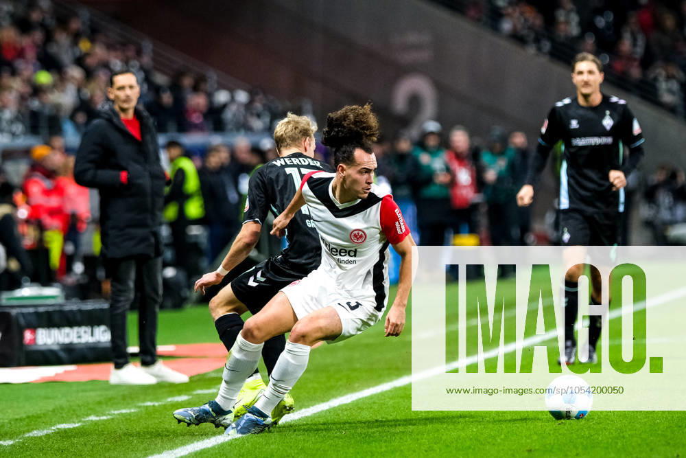 Marco Gruell (SV Werder Bremen, 17) im Zweikampf mit Arthur Theate (Eintracht Frankfurt, 03), dahinter Dino Toppmoeller (Eintracht Frankfurt, Trainer) und Niklas Stark (SV Werder Bremen, 04), GER, Eintracht Frankfurt vs. SV Werder Bremen Fussball, 1. Bundesliga, 11. Spieltag, Saison 2024 2025, 23.11.2024. DFL REGULATIONS PROHIBIT ANY USE OF PHOTOGRAPHS as IMAGE SEQUENCES and or QUASI-VIDEO. GER, Eintracht Frankfurt vs. SV Werder Bremen Fussball, 1. Bundesliga, 11. Spieltag, Saison 2024 2025, 23.11.2024. Frankfurt