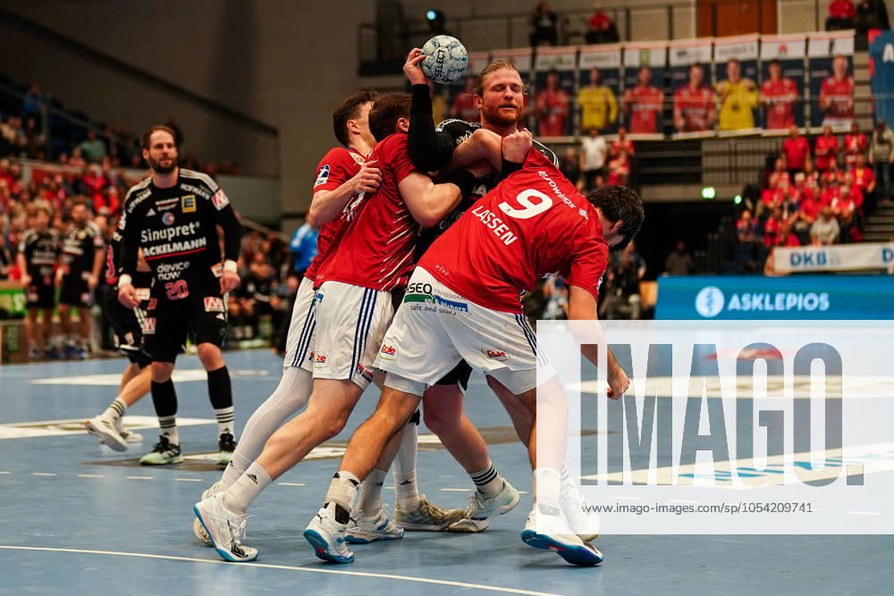 Maciej Gebala (HC Erlangen, 77) im Zweikampf mit Jacob Arenth Lassen (Handball Verein Hamburg, 09), GER, Handball Sport Verein Hamburg vs.HC Erlangen, Handball, Bundesliga, Spieltag 11, Saison 2024 2025, 24.11.2024 GER, Handball Sport Verein Hamburg vs.HC Erlangen, Handball, Bundesliga, Spieltag 11, Saison 2024 2025, 24.11.2024 Hamburg