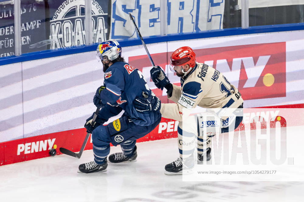 Kampf um den Puck Zweikampf zwischen Dominik Bittner (EHC Red Bull Muenchen, 3) und Mirko Hoefflin (Schwenninger Wild Wings, 10). GER, EHC Red Bull Muenchen vs. Schwenninger Wild Wings, Eishockey, DEL, 20. Spieltag, Saison 2024 2025, 26.11.2024. GER, EHC Red Bull Muenchen vs. Schwenninger Wild Wings, Eishockey, DEL, 20. Spieltag, Saison 2024 2025, 26.11.2024. Muenchen