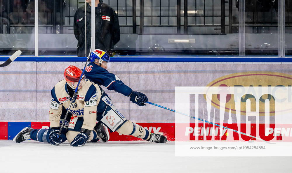 Kampf um den Puck Zweikampf zwischen Daniel Neumann (Schwenninger Wild Wings, 18) und Yasin Ehliz (EHC Red Bull Muenchen, 42). GER, EHC Red Bull Muenchen vs. Schwenninger Wild Wings, Eishockey, DEL, 20. Spieltag, Saison 2024 2025, 26.11.2024. GER, EHC Red Bull Muenchen vs. Schwenninger Wild Wings, Eishockey, DEL, 20. Spieltag, Saison 2024 2025, 26.11.2024. Muenchen