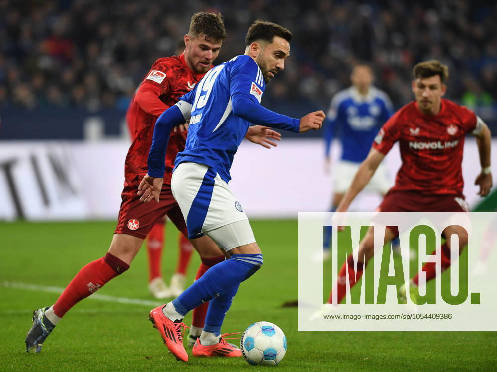 Kenan Karaman (FC Schalke 04) in Aktion, am Ball, Einzelaktion waehrend des Spiels der 2. Bundesliga zwischen FC Schalke 04 und 1. FC Kaiserslautern in der Veltins-Arena am 29. November 2024 in Gelsenkirchen, Deutschland. (Foto von Ralf Treese DeFodi Images) +++ Kenan Karaman (FC Schalke 04) controls the ball during the 2. Bundesliga match between FC Schalke 04 and 1. FC Kaiserslautern at Veltins-Arena on November 29, 2024 in Gelsenkirchen, Germany. (Photo by Ralf Treese DeFodi Images) DFB DFL REGULATIONS PROHIBIT ANY USE OF PHOTOGRAPHS AS IMAGE SEQUENCES AND OR QUASI-VIDEO. Defodi-521_S04FCK20241129_035