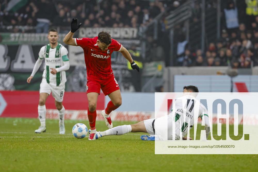 Maximilian Eggestein (SC Freiburg, 08) und Tim Kleindienst (Borussia Mönchengladbach, 11) im Zweikampf , Fussball, 1. Bundesliga, 12.Spieltag, 2024 2025, SC Freiburg vs. Borussia Mönchengladbach, 30.11.2024, Europa-Park Stadion, Freiburg im Breisgau, Deutschland DFL REGULATIONS PROHIBIT ANY USE OF PHOTOGRAPHS AS IMAGE SEQUENCES AND OR QUASI-VIDEO. Freiburg im Breisgau Europa-Park Stadion Baden-Wuerttemberg Deutschland