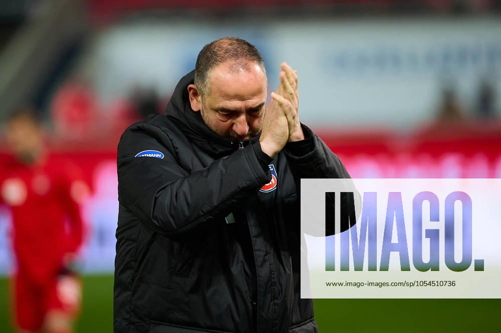 Frank Schmidt (1. FC Heidenheim, Cheftrainer) vor dem Spiel gegen die Eintracht aus Frankfurt GER, 1. FC Heidenheim gegen Eintracht Frankfurt, Fussball, 1. Bundesliga, 12. Spieltag, Spielzeit 2024 2025, 01.12.24. DFL REGULATIONS PROHIBIT ANY USE OF PHOTOGRAPHS AS IMAGE SEQUENCES AND OR QUASI-VIDEO. GER, 1. FC Heidenheim gegen Eintracht Frankfurt, Fussball, 1. Bundesliga, 12. Spieltag, Spielzeit 2024 2025, 01.12.24. Heidenheim