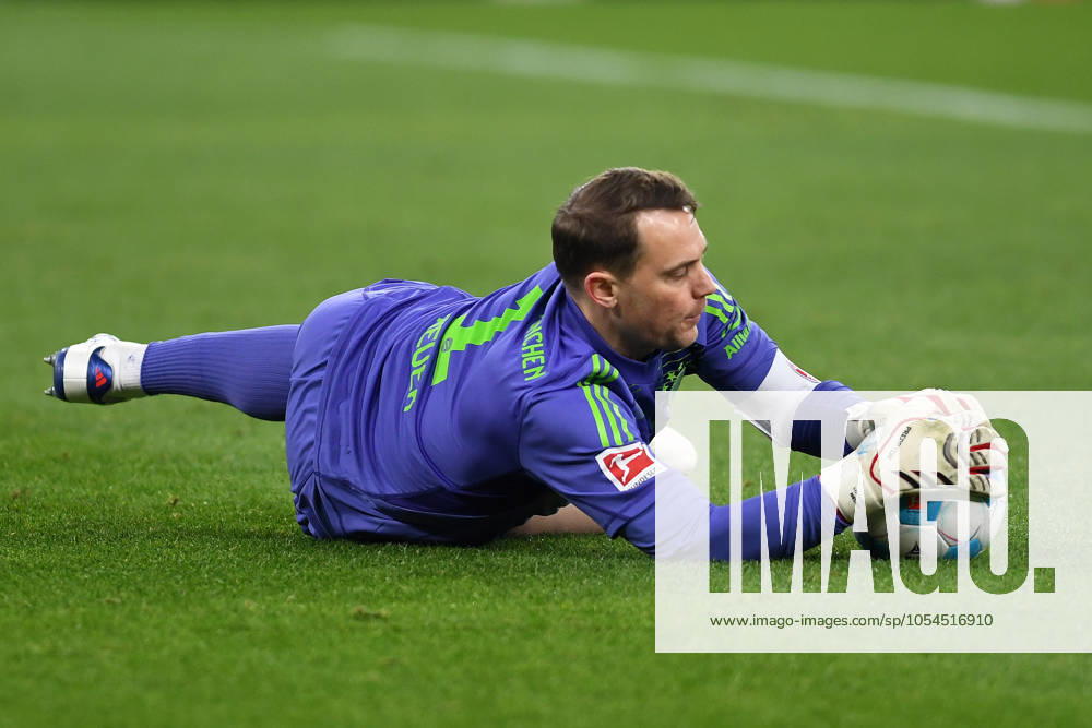 Torwart Manuel Neuer (FC Bayern Muenchen) in Aktion, am Ball, Einzelaktion waehrend des Spiels der 1. Bundesliga zwischen Borussia Dortmund und FC Bayern München, SIGNAL IDUNA PARK am 30. November 2024 in Dortmund, Deutschland. (Foto von Ralf Treese DeFodi Images) +++ Torwart Manuel Neuer (FC Bayern Muenchen) controls the ball during the Bundesliga match between Borussia Dortmund and FC Bayern München at Signal Iduna Park on November 30, 2024 in Dortmund, Germany. (Photo by Ralf Treese DeFodi Images) DFL regulations prohibit any use of photographs as image sequences and or quasi-video. Defodi-521_BVBFCB20241130_080
