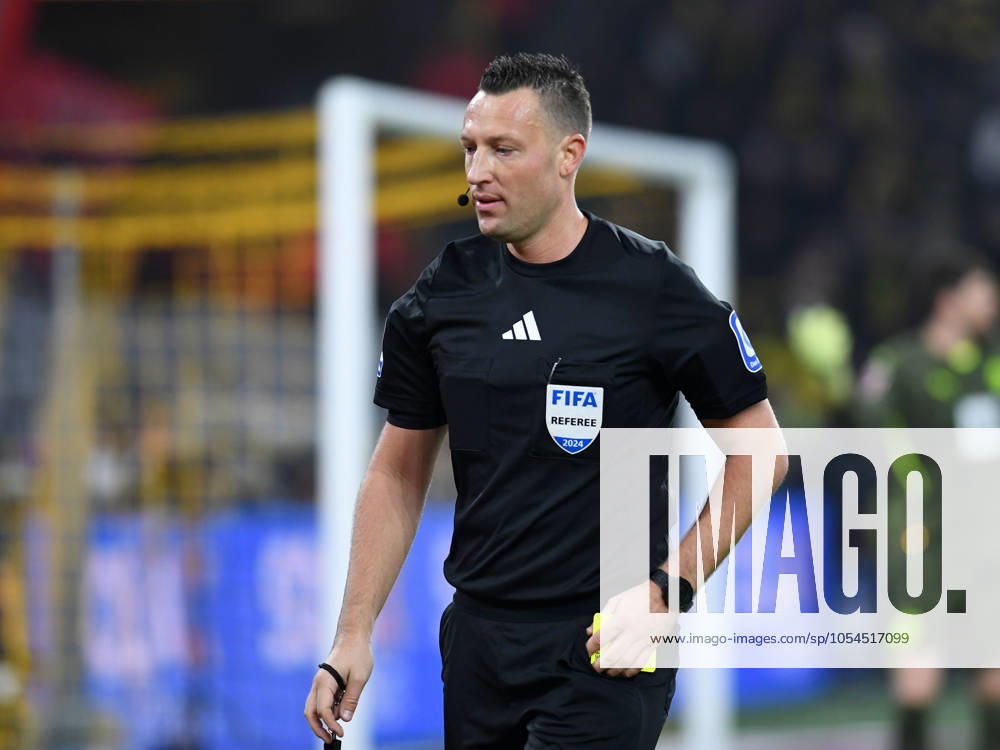 Schiedsrichter Sven Jablonski schaut waehrend des Spiels der 1. Bundesliga zwischen Borussia Dortmund und FC Bayern München, SIGNAL IDUNA PARK am 30. November 2024 in Dortmund, Deutschland. (Foto von Ralf Treese DeFodi Images) +++ Schiedsrichter Sven Jablonski looks on during the Bundesliga match between Borussia Dortmund and FC Bayern München at Signal Iduna Park on November 30, 2024 in Dortmund, Germany. (Photo by Ralf Treese DeFodi Images) DFL regulations prohibit any use of photographs as image sequences and or quasi-video. Defodi-521_BVBFCB20241130_112