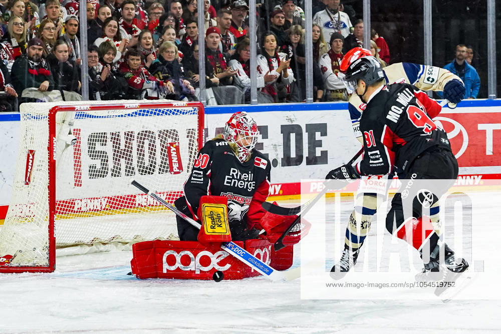 Eishockey Penny-DEL 22.Spieltag Kölner Haie - Schwenninger Wild Wings am 01.12.2024 in der Lanxess Arena in Köln Mirko Pantkowski ( Köln ), links - Moritz Müller ( Köln ), rechts Gemäß den Vorgaben der DEL Deutsche Eishockey Liga ist die Publikation und Weiterverwertung der Aufnahmen in elektronischen Medien und Endgeräten aller Art während des laufenden Spiels nicht zulässig.