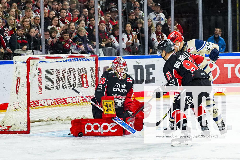 Eishockey Penny-DEL 22.Spieltag Kölner Haie - Schwenninger Wild Wings am 01.12.2024 in der Lanxess Arena in Köln Mirko Pantkowski ( Köln ), links - Moritz Müller ( Köln ), rechts Gemäß den Vorgaben der DEL Deutsche Eishockey Liga ist die Publikation und Weiterverwertung der Aufnahmen in elektronischen Medien und Endgeräten aller Art während des laufenden Spiels nicht zulässig.