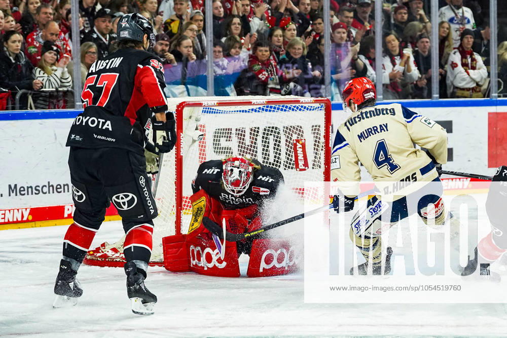 Eishockey Penny-DEL 22.Spieltag Kölner Haie - Schwenninger Wild Wings am 01.12.2024 in der Lanxess Arena in Köln Brady Austin ( Köln ), links - Mirko Pantkowski ( Köln ), mitte - Jordan Murray ( Schwenningen ), rechts Gemäß den Vorgaben der DEL Deutsche Eishockey Liga ist die Publikation und Weiterverwertung der Aufnahmen in elektronischen Medien und Endgeräten aller Art während des laufenden Spiels nicht zulässig.