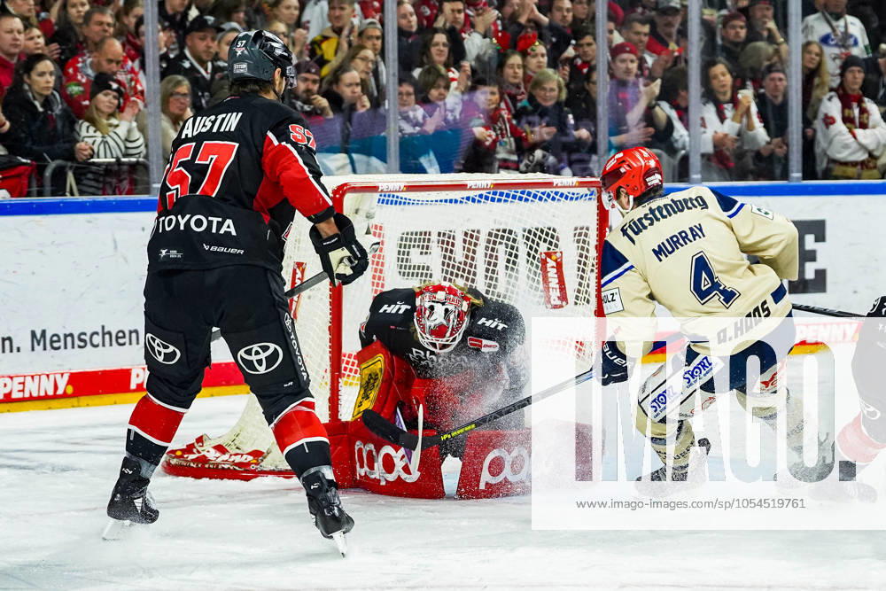 Eishockey Penny-DEL 22.Spieltag Kölner Haie - Schwenninger Wild Wings am 01.12.2024 in der Lanxess Arena in Köln Brady Austin ( Köln ), links - Mirko Pantkowski ( Köln ), mitte - Jordan Murray ( Schwenningen ), rechts Gemäß den Vorgaben der DEL Deutsche Eishockey Liga ist die Publikation und Weiterverwertung der Aufnahmen in elektronischen Medien und Endgeräten aller Art während des laufenden Spiels nicht zulässig.