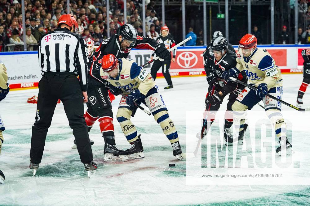 Eishockey Penny-DEL 22.Spieltag Kölner Haie - Schwenninger Wild Wings am 01.12.2024 in der Lanxess Arena in Köln v.l.n.r. , Alexandre Grenier ( Köln ), Tylor Spink ( Schwenningen ), Tim Wohlgemuth ( Köln ), Phil Hungerecker ( Schwenningen ) Gemäß den Vorgaben der DEL Deutsche Eishockey Liga ist die Publikation und Weiterverwertung der Aufnahmen in elektronischen Medien und Endgeräten aller Art während des laufenden Spiels nicht zulässig.