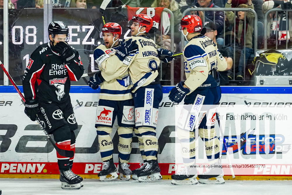 Eishockey Penny-DEL 22.Spieltag Kölner Haie - Schwenninger Wild Wings am 01.12.2024 in der Lanxess Arena in Köln Schwenningens Spieler bejubeln das Tor zum 0:2 durch Tylor Spink ( Schwenningen ) Gemäß den Vorgaben der DEL Deutsche Eishockey Liga ist die Publikation und Weiterverwertung der Aufnahmen in elektronischen Medien und Endgeräten aller Art während des laufenden Spiels nicht zulässig.