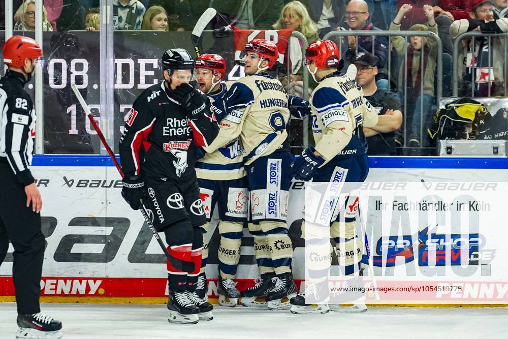 Eishockey Penny-DEL 22.Spieltag Kölner Haie - Schwenninger Wild Wings am 01.12.2024 in der Lanxess Arena in Köln Schwenningens Spieler bejubeln das Tor zum 0:2 durch Tylor Spink ( Schwenningen ) Gemäß den Vorgaben der DEL Deutsche Eishockey Liga ist die Publikation und Weiterverwertung der Aufnahmen in elektronischen Medien und Endgeräten aller Art während des laufenden Spiels nicht zulässig.