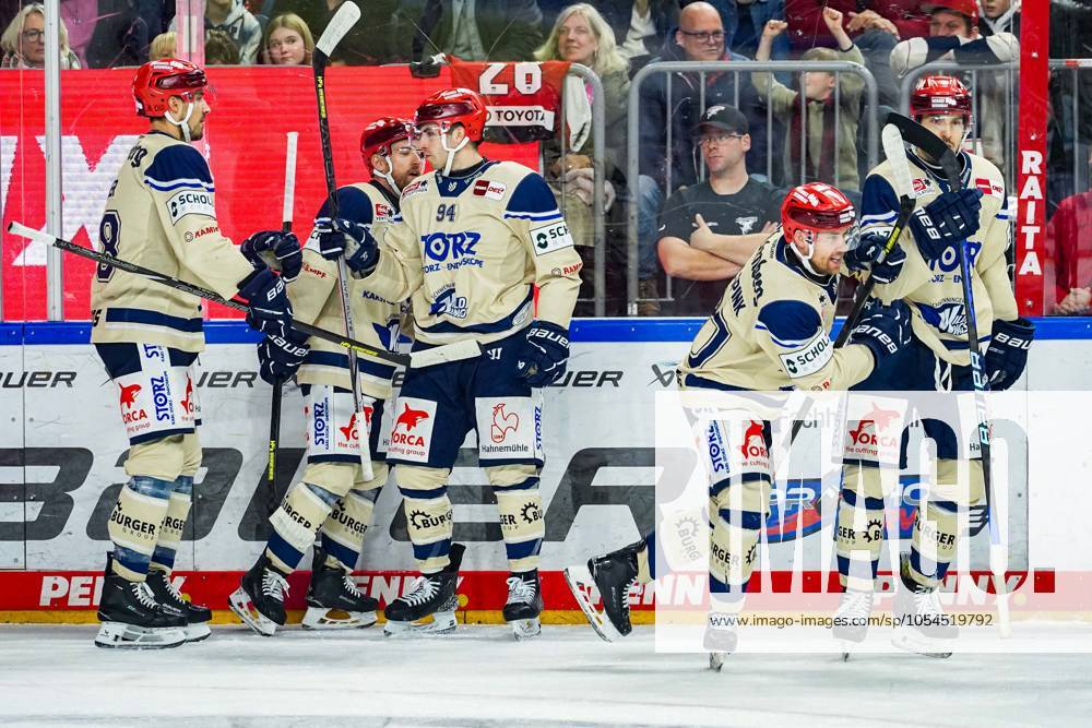 Eishockey Penny-DEL 22.Spieltag Kölner Haie - Schwenninger Wild Wings am 01.12.2024 in der Lanxess Arena in Köln Schwenningens Spieler bejubeln das Tor zum 0:2 durch Tylor Spink ( Schwenningen ) Gemäß den Vorgaben der DEL Deutsche Eishockey Liga ist die Publikation und Weiterverwertung der Aufnahmen in elektronischen Medien und Endgeräten aller Art während des laufenden Spiels nicht zulässig.