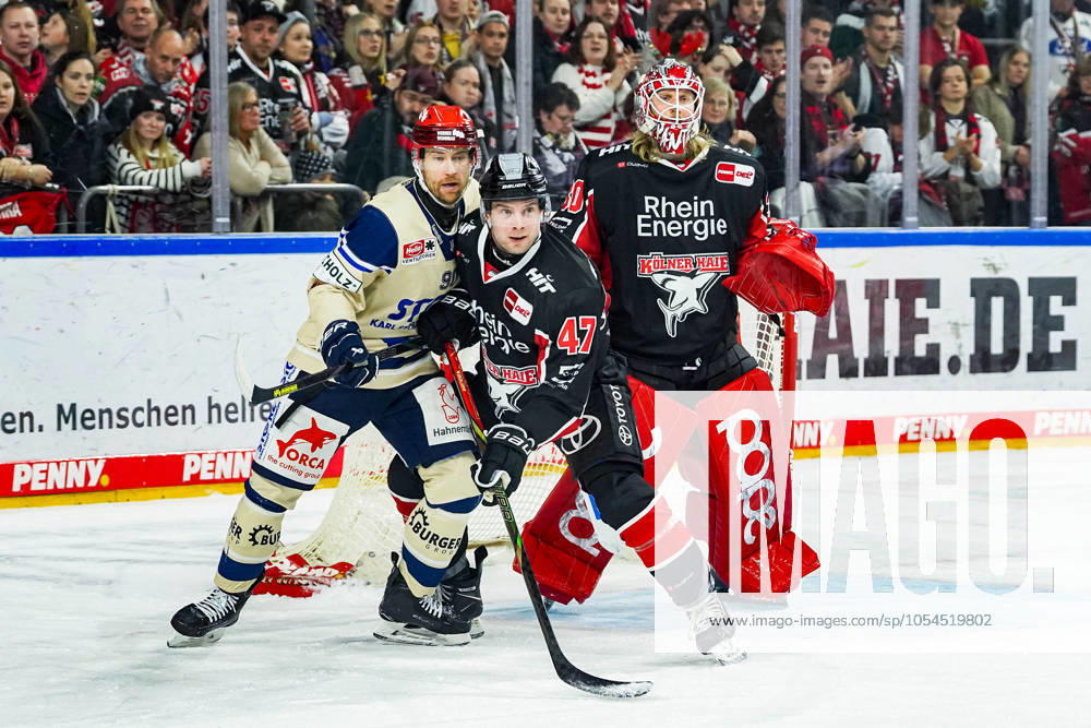 Eishockey Penny-DEL 22.Spieltag Kölner Haie - Schwenninger Wild Wings am 01.12.2024 in der Lanxess Arena in Köln Tylor Spink ( Schwenningen ), links - Veli-Matti Vittasmäki ( Köln ), mitte - Mirko Pantkowski ( Köln ), rechts Gemäß den Vorgaben der DEL Deutsche Eishockey Liga ist die Publikation und Weiterverwertung der Aufnahmen in elektronischen Medien und Endgeräten aller Art während des laufenden Spiels nicht zulässig.