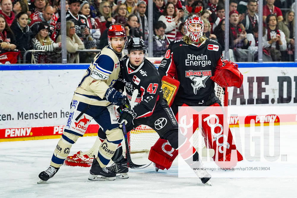 Eishockey Penny-DEL 22.Spieltag Kölner Haie - Schwenninger Wild Wings am 01.12.2024 in der Lanxess Arena in Köln Tylor Spink ( Schwenningen ), links - Veli-Matti Vittasmäki ( Köln ), mitte - Mirko Pantkowski ( Köln ), rechts Gemäß den Vorgaben der DEL Deutsche Eishockey Liga ist die Publikation und Weiterverwertung der Aufnahmen in elektronischen Medien und Endgeräten aller Art während des laufenden Spiels nicht zulässig.