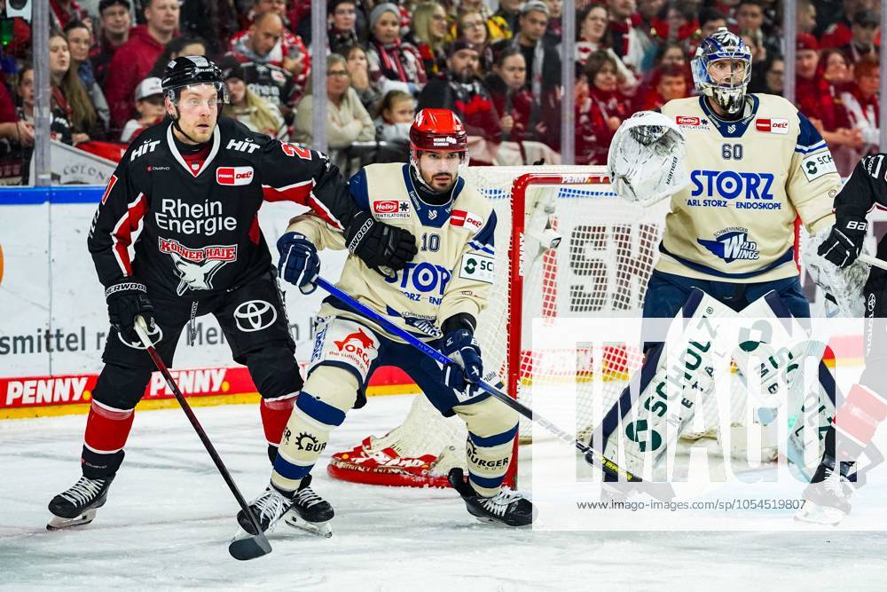Eishockey Penny-DEL 22.Spieltag Kölner Haie - Schwenninger Wild Wings am 01.12.2024 in der Lanxess Arena in Köln Juhani Tyrväinen ( Köln ), links - Mirko Höfflin ( Schwenningen ), mitte - Joacim Eriksson ( Schwenningen ), rechts Gemäß den Vorgaben der DEL Deutsche Eishockey Liga ist die Publikation und Weiterverwertung der Aufnahmen in elektronischen Medien und Endgeräten aller Art während des laufenden Spiels nicht zulässig.