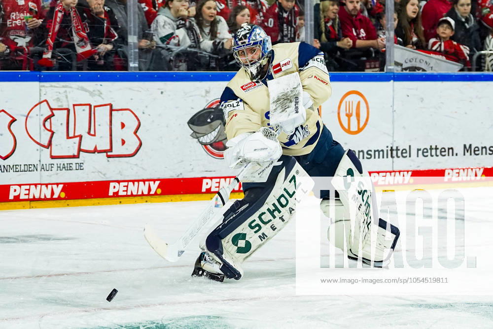 Eishockey Penny-DEL 22.Spieltag Kölner Haie - Schwenninger Wild Wings am 01.12.2024 in der Lanxess Arena in Köln Joacim Eriksson ( Schwenningen ) Gemäß den Vorgaben der DEL Deutsche Eishockey Liga ist die Publikation und Weiterverwertung der Aufnahmen in elektronischen Medien und Endgeräten aller Art während des laufenden Spiels nicht zulässig.