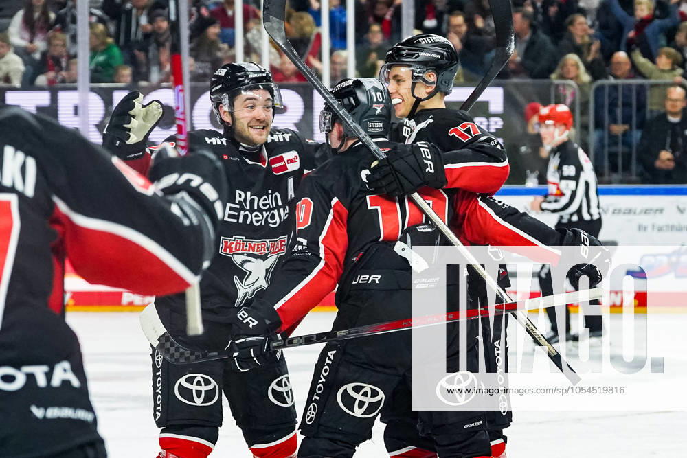 Eishockey Penny-DEL 22.Spieltag Kölner Haie - Schwenninger Wild Wings am 01.12.2024 in der Lanxess Arena in Köln Joshua Currie ( Köln ), links - und Jan Luca Sennhenn ( Köln ), rechts - gratulieren Justin Schütz ( Köln ), mitte zu seinem Tor zum 2:3 Gemäß den Vorgaben der DEL Deutsche Eishockey Liga ist die Publikation und Weiterverwertung der Aufnahmen in elektronischen Medien und Endgeräten aller Art während des laufenden Spiels nicht zulässig.