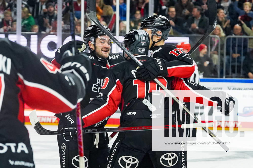 Eishockey Penny-DEL 22.Spieltag Kölner Haie - Schwenninger Wild Wings am 01.12.2024 in der Lanxess Arena in Köln Joshua Currie ( Köln ), links - und Jan Luca Sennhenn ( Köln ), rechts - gratulieren Justin Schütz ( Köln ), mitte zu seinem Tor zum 2:3 Gemäß den Vorgaben der DEL Deutsche Eishockey Liga ist die Publikation und Weiterverwertung der Aufnahmen in elektronischen Medien und Endgeräten aller Art während des laufenden Spiels nicht zulässig.
