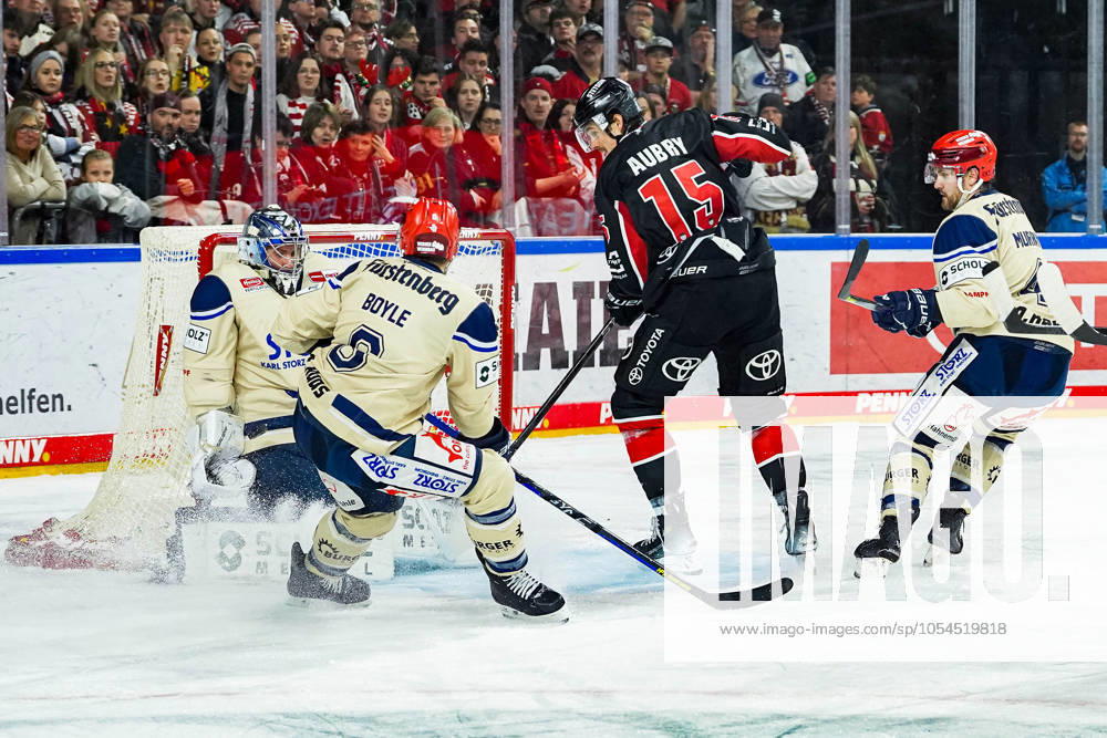 Eishockey Penny-DEL 22.Spieltag Kölner Haie - Schwenninger Wild Wings am 01.12.2024 in der Lanxess Arena in Köln v.l.n.r. , Joacim Eriksson ( Schwenningen ), Daryl Boyle ( Schwenningen ), Louis-Marc Aubry ( Köln ), Jordan Murray ( Schwenningen ) Gemäß den Vorgaben der DEL Deutsche Eishockey Liga ist die Publikation und Weiterverwertung der Aufnahmen in elektronischen Medien und Endgeräten aller Art während des laufenden Spiels nicht zulässig.
