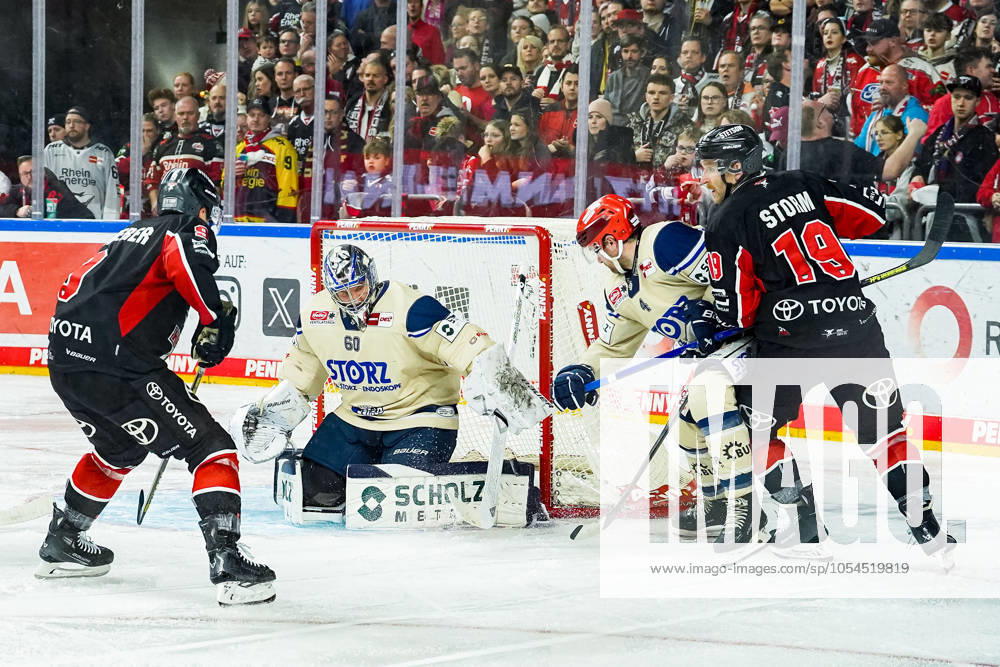 Eishockey Penny-DEL 22.Spieltag Kölner Haie - Schwenninger Wild Wings am 01.12.2024 in der Lanxess Arena in Köln v.l.n.r. , Maximilian Kammerer ( Köln ), Joacim Eriksson ( Schwenningen ), Jordan Murray ( Schwenningen ), Frederik Storm ( Köln ) Gemäß den Vorgaben der DEL Deutsche Eishockey Liga ist die Publikation und Weiterverwertung der Aufnahmen in elektronischen Medien und Endgeräten aller Art während des laufenden Spiels nicht zulässig.
