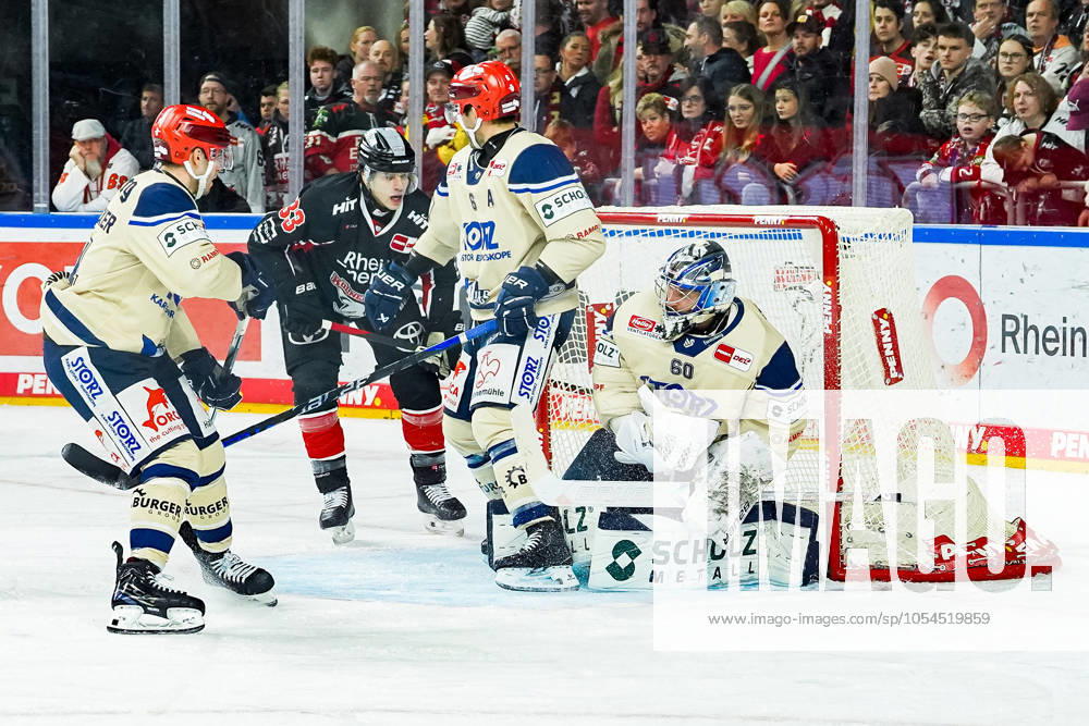 Eishockey Penny-DEL 22.Spieltag Kölner Haie - Schwenninger Wild Wings am 01.12.2024 in der Lanxess Arena in Köln Tim Wohlgemuth ( Köln ), links - Daryl Boyle ( Schwenningen ), mitte - Joacim Eriksson ( Schwenningen ), rechts Gemäß den Vorgaben der DEL Deutsche Eishockey Liga ist die Publikation und Weiterverwertung der Aufnahmen in elektronischen Medien und Endgeräten aller Art während des laufenden Spiels nicht zulässig.
