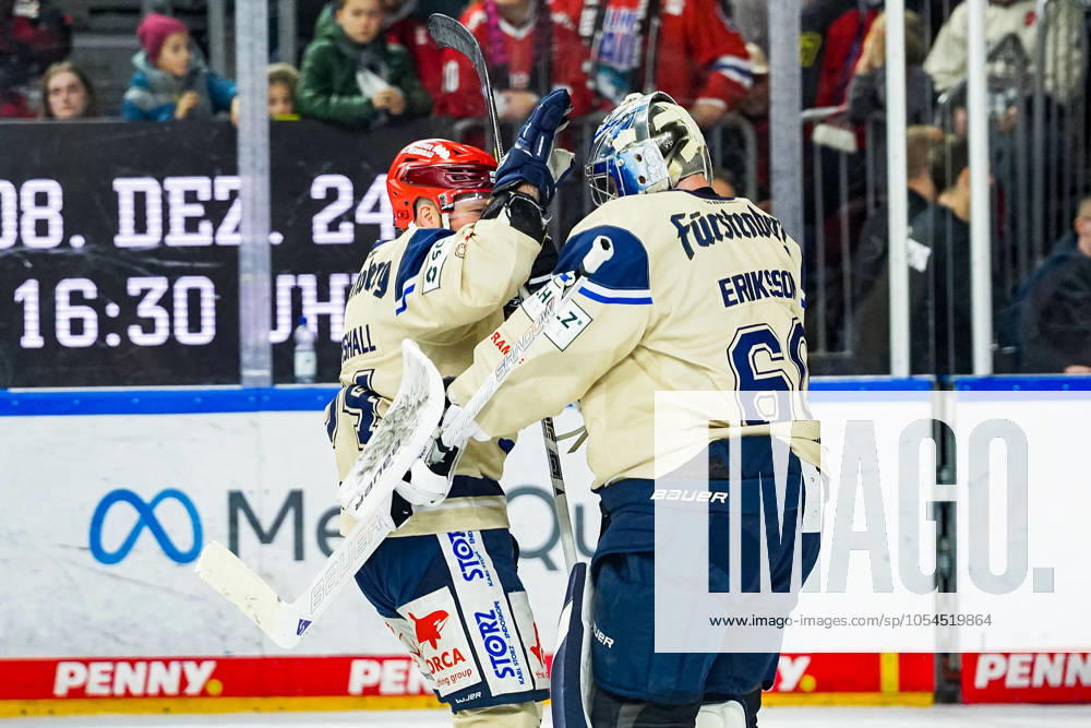 Eishockey Penny-DEL 22.Spieltag Kölner Haie - Schwenninger Wild Wings am 01.12.2024 in der Lanxess Arena in Köln Benjamin Marshall ( Schwenningen ), links - gratuliert seinem Torwart Joacim Eriksson ( Schwenningen ), rechts zum Sieg Gemäß den Vorgaben der DEL Deutsche Eishockey Liga ist die Publikation und Weiterverwertung der Aufnahmen in elektronischen Medien und Endgeräten aller Art während des laufenden Spiels nicht zulässig.