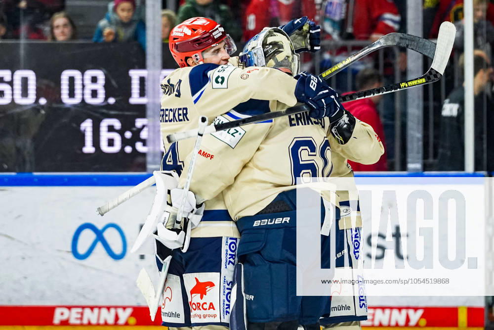 Eishockey Penny-DEL 22.Spieltag Kölner Haie - Schwenninger Wild Wings am 01.12.2024 in der Lanxess Arena in Köln Phil Hungerecker ( Schwenningen ), links - bedankt sich bei seinem Torwart Joacim Eriksson ( Schwenningen ), rechts - für die starke Leistung Gemäß den Vorgaben der DEL Deutsche Eishockey Liga ist die Publikation und Weiterverwertung der Aufnahmen in elektronischen Medien und Endgeräten aller Art während des laufenden Spiels nicht zulässig.