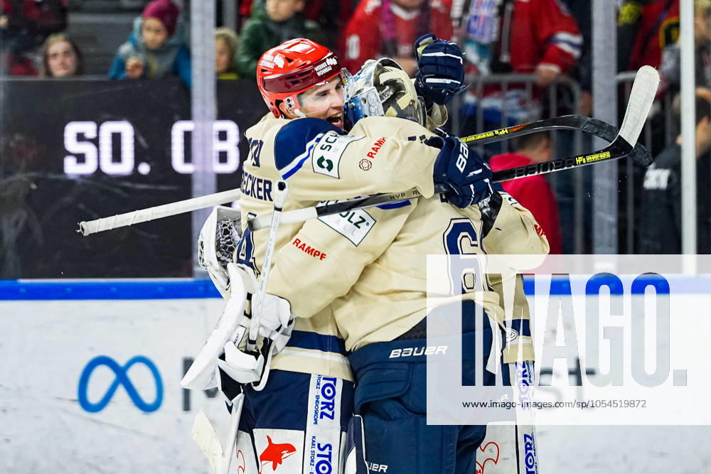 Eishockey Penny-DEL 22.Spieltag Kölner Haie - Schwenninger Wild Wings am 01.12.2024 in der Lanxess Arena in Köln Phil Hungerecker ( Schwenningen ), links - bedankt sich bei seinem Torwart Joacim Eriksson ( Schwenningen ), rechts - für die starke Leistung Gemäß den Vorgaben der DEL Deutsche Eishockey Liga ist die Publikation und Weiterverwertung der Aufnahmen in elektronischen Medien und Endgeräten aller Art während des laufenden Spiels nicht zulässig.