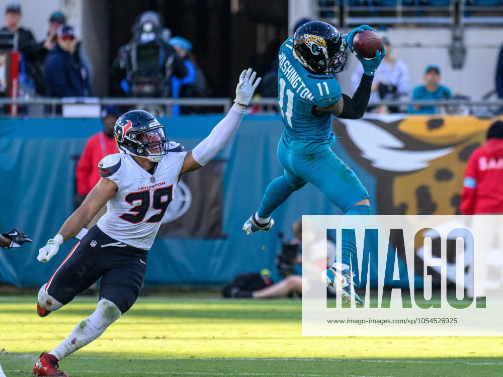 NFL, American Football Herren, USA 2024: Texans vs Jaguars DEC 01 December 1, 2024: Jacksonville Jaguars wide receiver Parker Washington (11) makes a 1st down catch in front of Houston Texans linebacker Henry To oTo o (39) during a game in Jacksonville, FL. Romeo T Guzman Cal Media(Credit Image: Romeo Guzman Cal Sport Media) Jacksonville Fl USA
