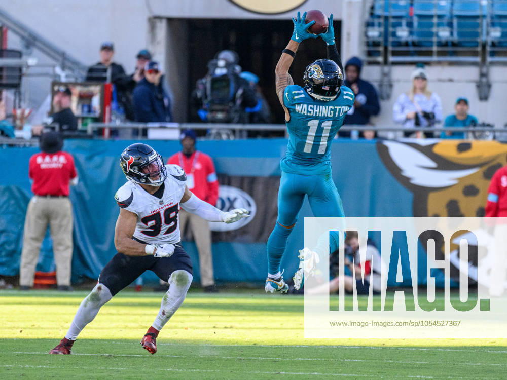 NFL, American Football Herren, USA 2024: Texans vs Jaguars DEC 01 December 1, 2024: Jacksonville Jaguars wide receiver Parker Washington (11) makes a 1st down catch in front of Houston Texans linebacker Henry To oTo o (39) during a game in Jacksonville, FL. Romeo T Guzman Cal Media(Credit Image: Romeo Guzman Cal Sport Media) Jacksonville Fl USA