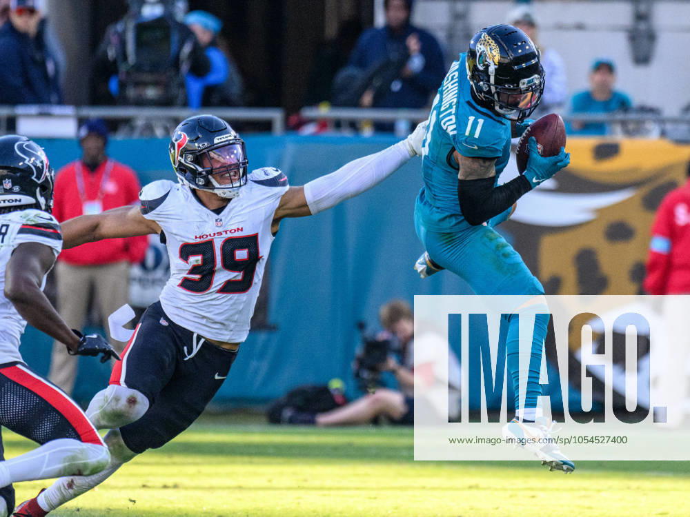 NFL, American Football Herren, USA 2024: Texans vs Jaguars DEC 01 December 1, 2024: Jacksonville Jaguars wide receiver Parker Washington (11) makes a 1st down catch in front of Houston Texans linebacker Henry To oTo o (39) during a game in Jacksonville, FL. Romeo T Guzman Cal Media(Credit Image: Romeo Guzman Cal Sport Media) Jacksonville Fl USA