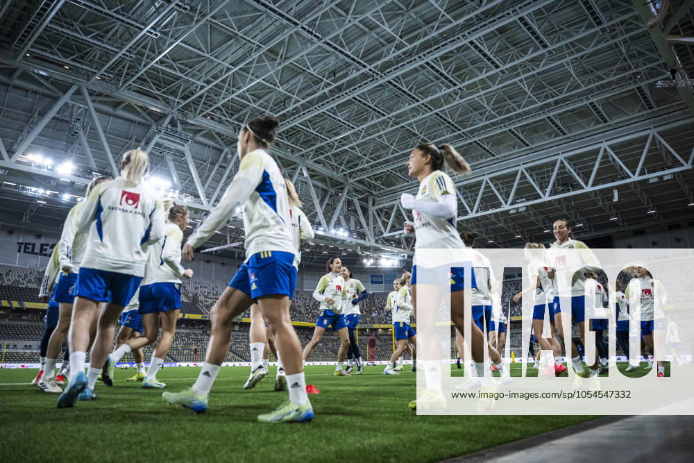 Players of the Swedish women s national football team during a training session on December 2, 2024 in Stockholm. Photo: Maxim Thorà BILDBYRAN kod MT MT0701 fotboll football soccer fotball em-kval kval uefa womens EURO Qualifier, EM, Europameisterschaft qualifier träning practice training sverige sweden dam bbeng
