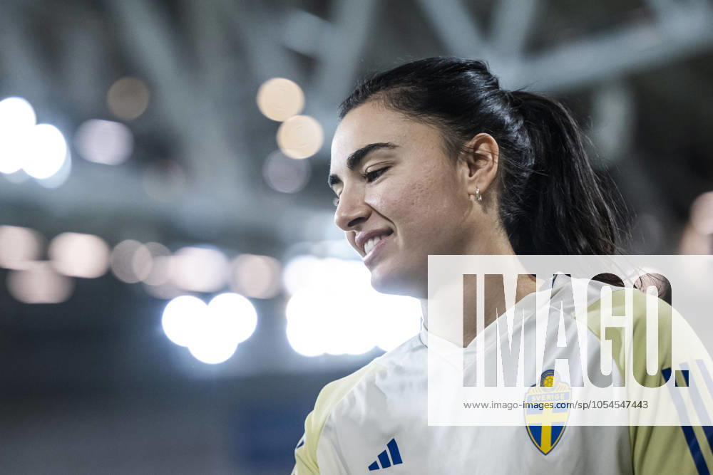 Goalkeeper Zecira Musovic of the Swedish women s national football team during a training session on December 2, 2024 in Stockholm. Photo: Maxim Thorà BILDBYRAN kod MT MT0701 fotboll football soccer fotball em-kval kval uefa womens EURO Qualifier, EM, Europameisterschaft qualifier träning practice training sverige sweden dam bbeng