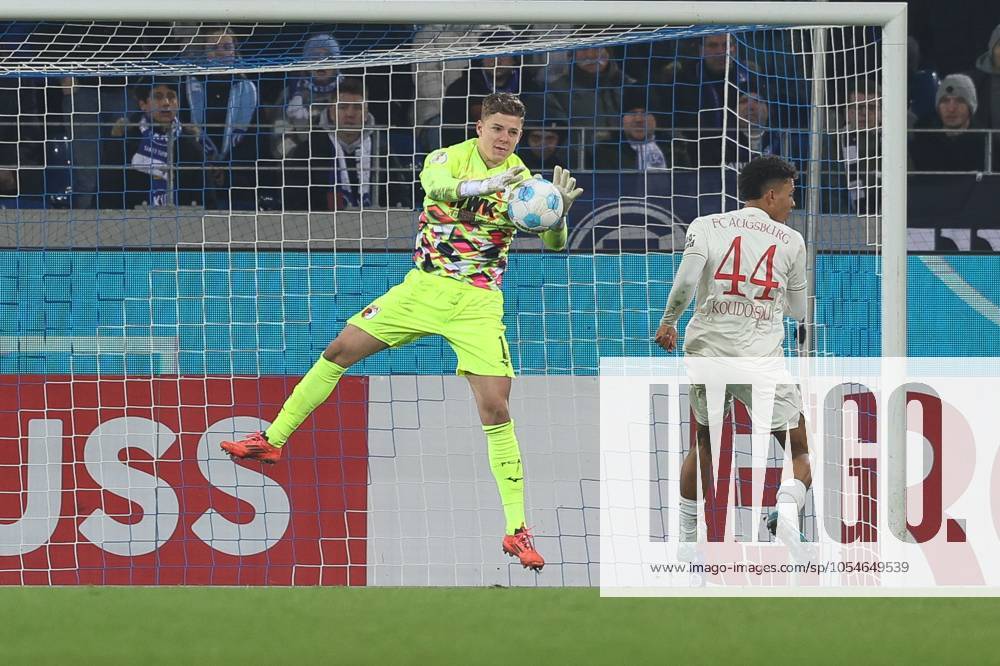 Torwartaktion von Finn Dahmen 1 (FC Augsburg), Karlsruher SC vs. FC Augsburg, Fussball, DFB-Pokal, Achtelfinale, 04.12.2024 DFB regulations prohibit any use of photographs as image sequences and or quasi-video Karlsruhe Baden-Wuerttemberg Deutschland